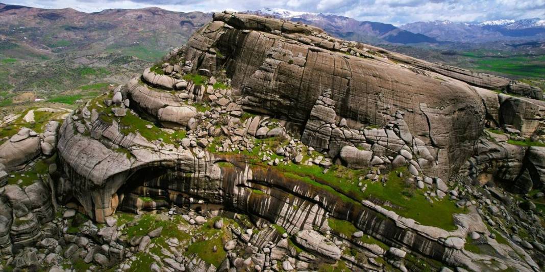 5.000 yıllık tarihe sahip: Devasa kaya bloklar üzerinde doğaseverleri ağırlıyor 4